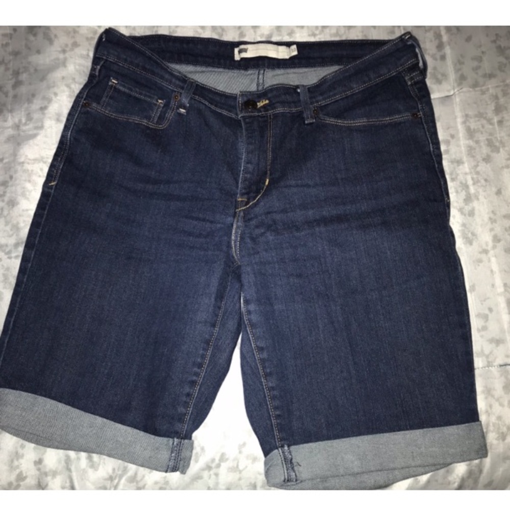 Women Levi’s short